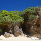 ビーチの岩場にある洞窟-マサカダツ