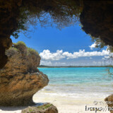 洞窟から見るビーチと青い海-マサカダツ