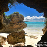 洞窟から見るビーチと青い海-マサカダツ