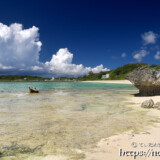 マサカダツの浜と奥に見えるトゥイヤーヌヒダ