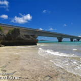 打ち寄せる波と池間大橋-マサカダツ
