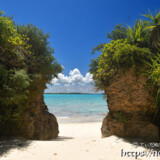 岩に囲まれたビーチ-マサカダツ