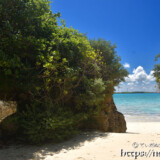 穴の開いた奇岩とビーチ