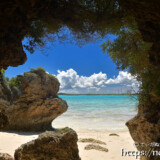 洞窟から見るビーチと青い海-マサカダツ