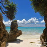 ビーチの奇岩と青い海-マサカダツ