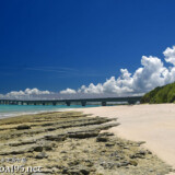 ビーチの板干瀬と池間大橋-オハマ