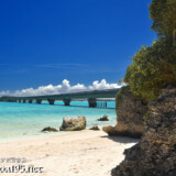 琉球石灰岩の岩壁と池間大橋-マサカダツ