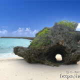 ビーチにある穴が開いた珍しい岩-トゥイヤーヌヒダ