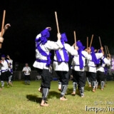 棒をかざして行進する演者たち-野原マストリャー