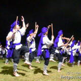 棒を構えて踊る演者たち-野原マストリャー