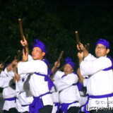 棒を構える踊り手たち-野原マストリャー