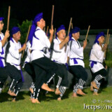 棒をかざして踊る演者たち-野原マストリャー