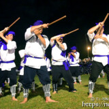 棒を構える踊り手たち-野原マストリャー