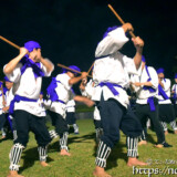 棒を構える踊り手たち-野原マストリャー