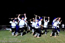 棒をかざして踊る演者たち-野原マストリャー