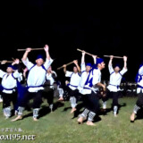 棒をかざして踊る演者たち-野原マストリャー