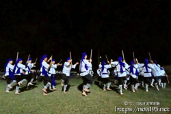 棒をかざして踊る演者たち-野原マストリャー