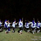 棒をかざして踊る演者たち-野原マストリャー