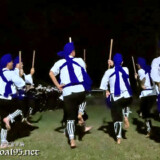 棒を手に踊る男性たち-野原マストリャー