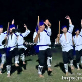 棒をかざして踊る演者たち-野原マストリャー