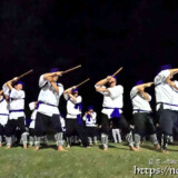 棒を構える踊り手たち-野原マストリャー