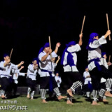 棒をかざして踊る男性陣-野原マストリャー