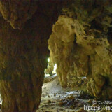 洞窟内の鍾乳石の柱-成川ガー