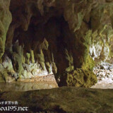 天井からさがる鍾乳石-成川ガー