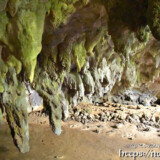 天井からさがる鍾乳石-成川ガー