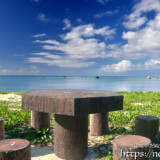 ビーチにあるベンチ-佐和田の浜