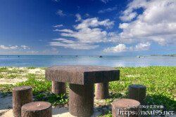 ビーチにあるベンチ-佐和田の浜