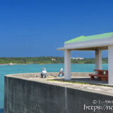海辺の東家と釣り人-島尻漁港