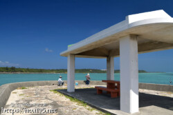 海辺の東家と釣り人-島尻漁港