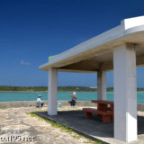 海辺の東家と釣り人-島尻漁港