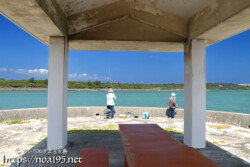 海辺の東家と釣り人-島尻漁港