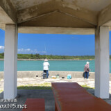 海辺の東家と釣り人-島尻漁港