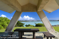 東家から見る青い海と入道雲-川満漁港