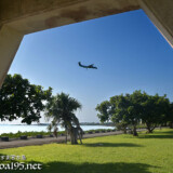東家から見る着陸前の飛行機-川満漁港