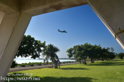 東家から見る着陸前の飛行機-川満漁港