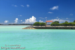 防波堤の先にある東家-川満漁港