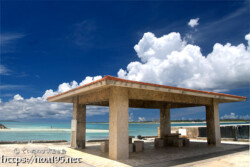 海辺の東家と入道雲-来間漁港