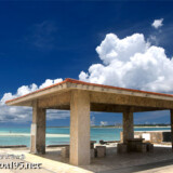 海辺の東家と入道雲-来間漁港