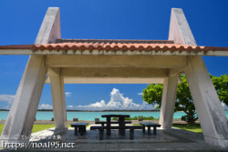 海辺の東家と真夏の入道雲-川満漁港