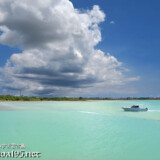 入道雲の下を通る船-川満漁港
