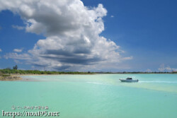 入道雲の下を通る船-川満漁港