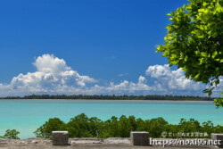 真夏の入道雲と青い海-川満漁港