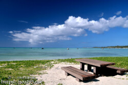 ビーチにあるベンチ-佐和田の浜