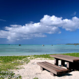 ビーチにあるベンチ-佐和田の浜