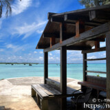 青い海に臨む小さな小屋-佐和田の浜近く