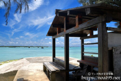 青い海に臨む小さな小屋-佐和田の浜近く